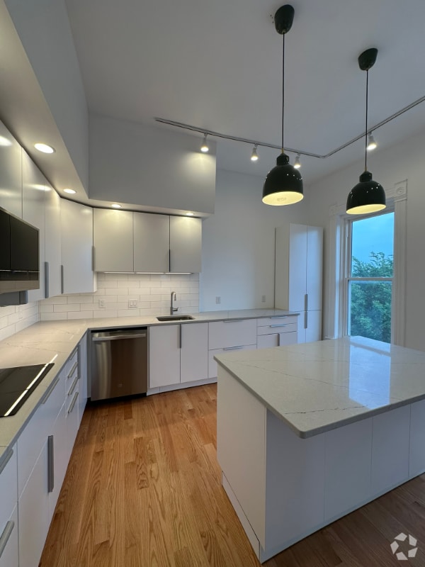 Building Photo - 204 W Washington St Rental