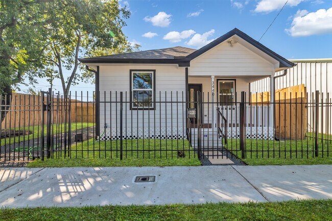 Building Photo - 3440 Bremond St