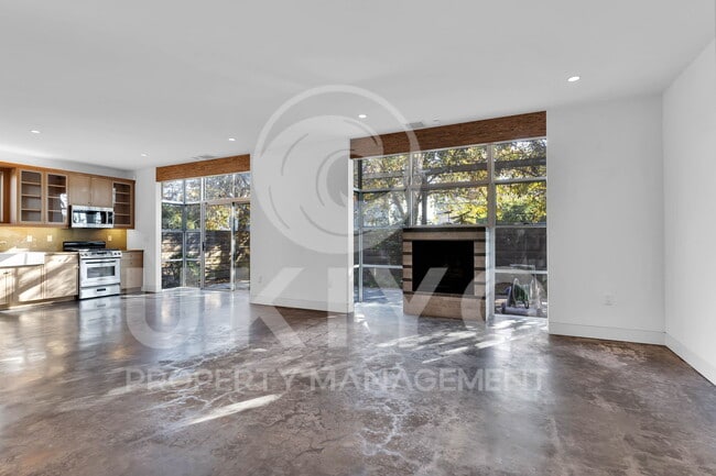Building Photo - 6100 Adeline St Rental