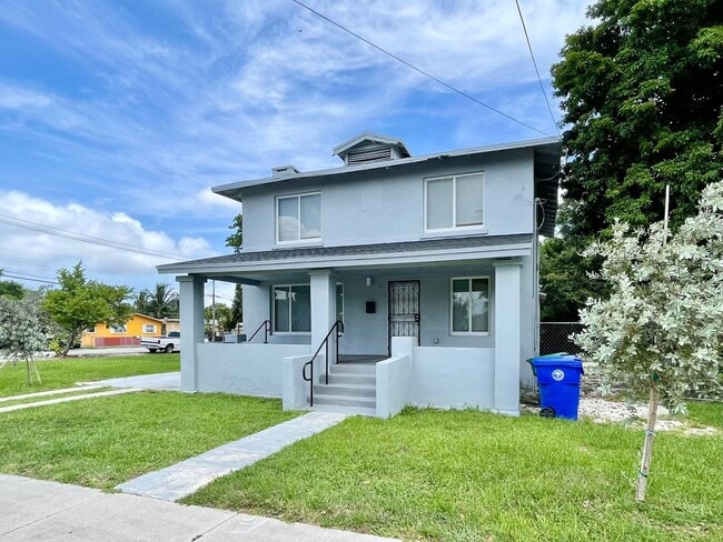 Building Photo - Fully Remodeled 4 Bedroom/ 4 Bathroom Single Family Home