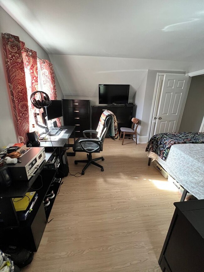 Photo - Pennington Rd, Ewing, NJ – 6BR / 2BA. Large single-family home near TCNJ with spacious driveway