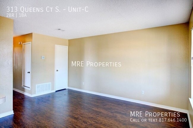 Building Photo - 313 Queens Ct S Unit -C