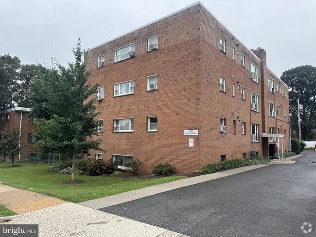 Building Photo - 500 S Courthouse Rd Unit 6