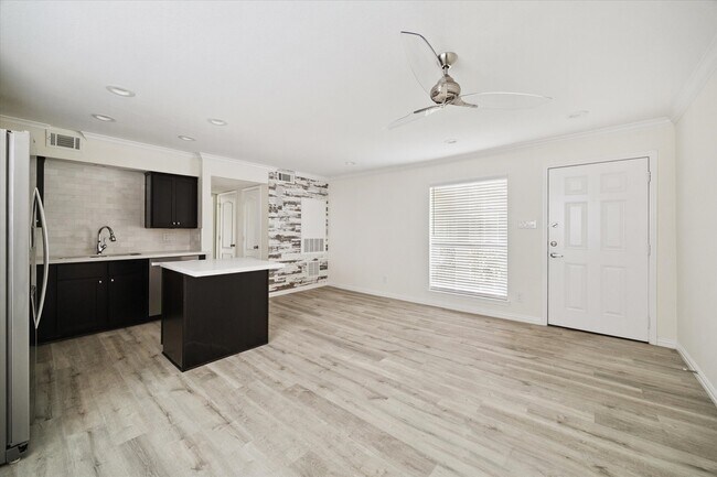 Photo - 300 Pecore St