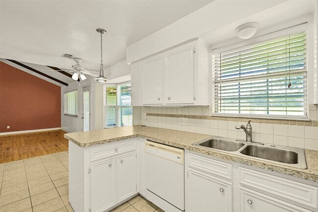 Photo - 2003 Kingsway Dr