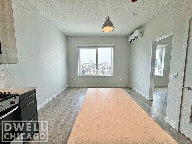 Photo - 630 N May St