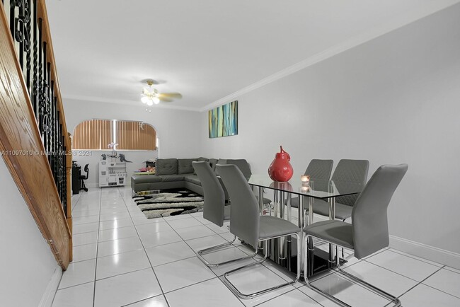 Photo - 1555 W 44th Pl Unidad 322