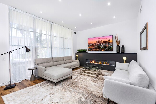 Photo - 1252 N Las Palmas Ave