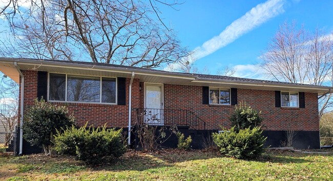 Spacious 3 bedroom 2 bath home in Rossvill... - Spacious 3 bedroom 2 bath home in Rossvill...