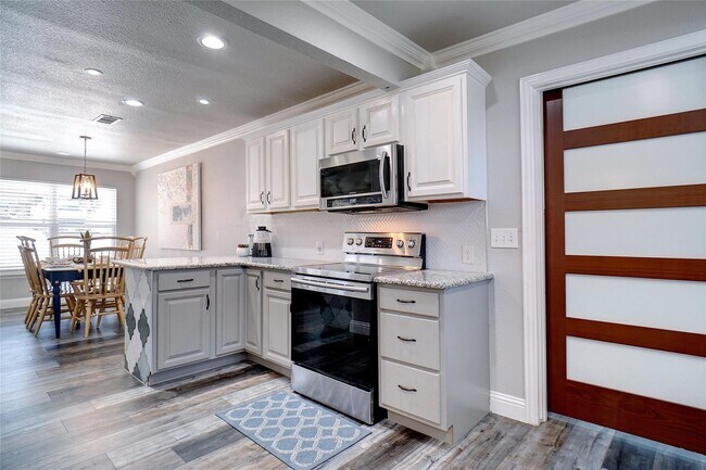 Photo - 108 N Jarvis Ln