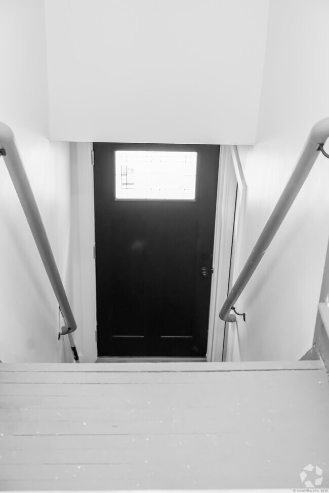 Building Photo - 162 Hobart St Rental