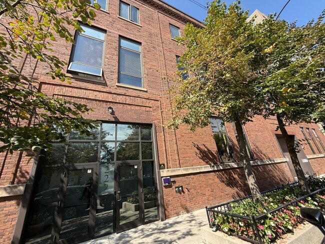 Building Photo - 222 S Racine Ave Unit 207 Rental