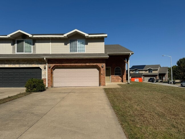 Spacious 3-Bedroom Duplex Located within C... - Spacious 3-Bedroom Duplex Located within C... Townhome