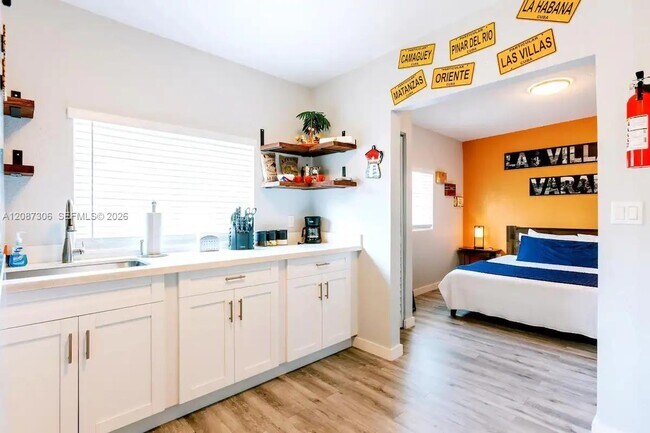 Building Photo - 1647 NW 29th Ave Unit 3