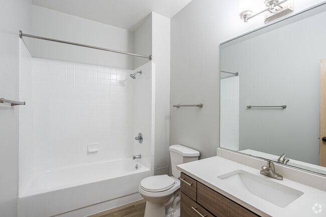 1BR, 1BA - 865SF - Bathroom