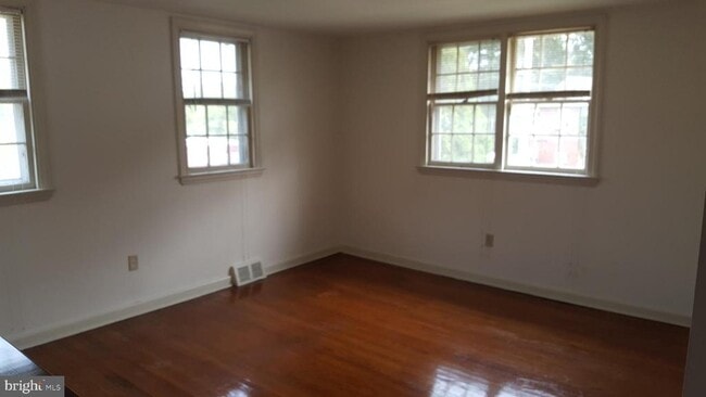 Building Photo - 16 St Albans Ave