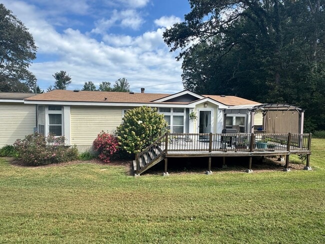 Building Photo - Spacious 3-Bedroom Home with Fenced Lot an...