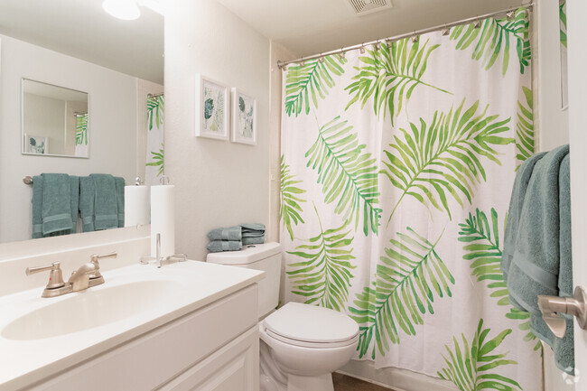 Model Bathroom - Oak Manor at Temple Terrace Rental