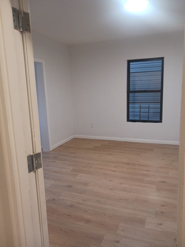 Building Photo - 217 Stanley Ave Unit Apt 2