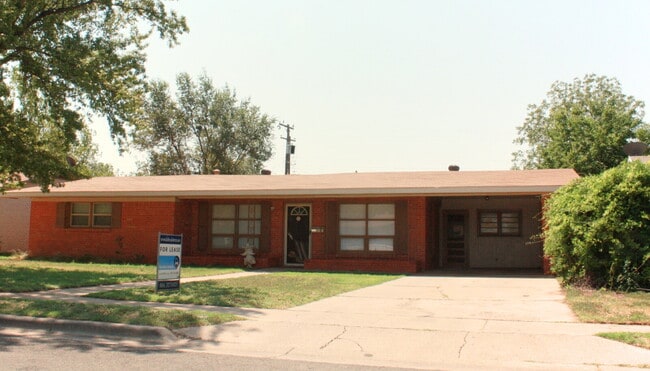 Building Photo - Home Located Minutes From Elementary & Restaurants!