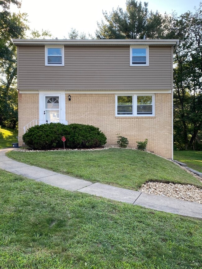 Photo - 933 Cedarwood Dr House