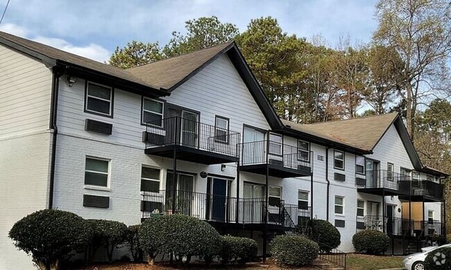 Building Photo - Spacious Apts - Excellent Tucker Location