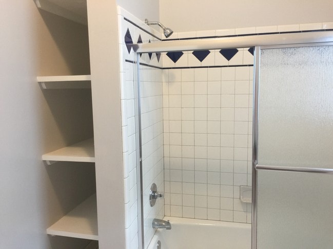 Bathroom - 2513 Annunciation St Unit Apt A