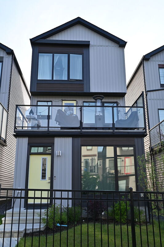 Building Photo - 479-439 39 St SW