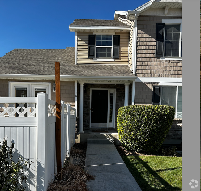 Building Photo - Beautiful home with finished basement in A.F.