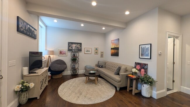 Building Photo - Newton Townhouse Available for Summer Move-In