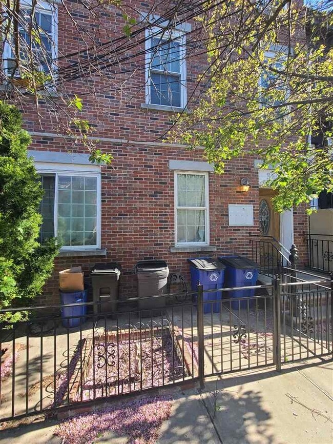 Building Photo - 356 4th St Unit 3 Rental