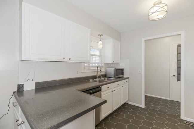 Photo - 407 SW Stratford Rd