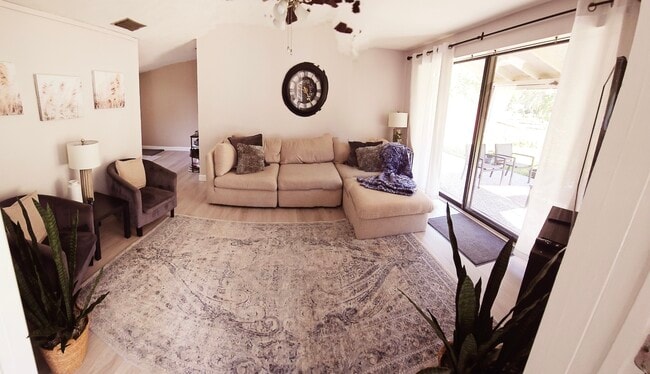 Living room - 18715 Hamilton St