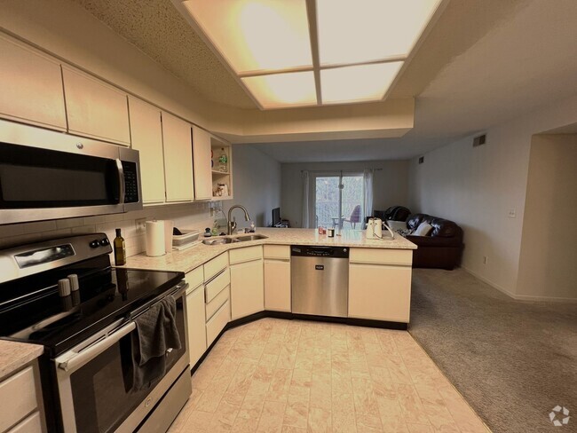 Building Photo - Beautiful 2BR 2 full bath condo in secured...