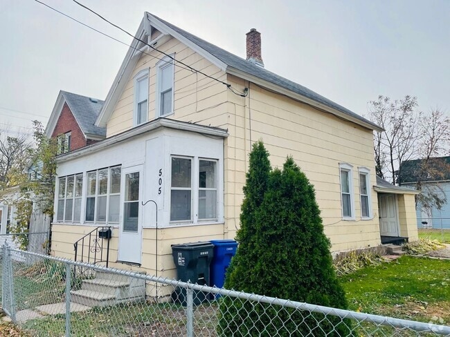 Building Photo - Section 8 Approved! - Great 3 Bedroom - 1 ... Rental