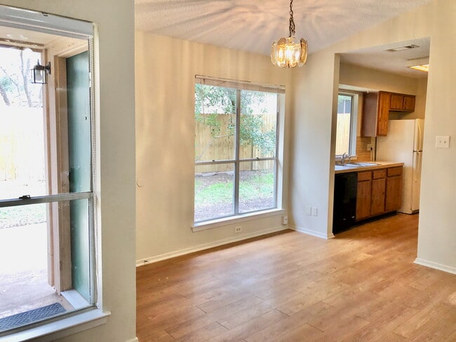 Unidad A comedor y cocina - 4504 Dorsett Oaks Cir Unidad A