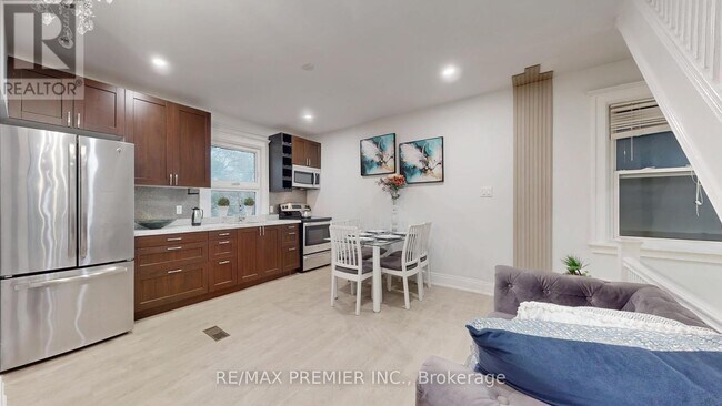 Photo - 454 Gerrard St E