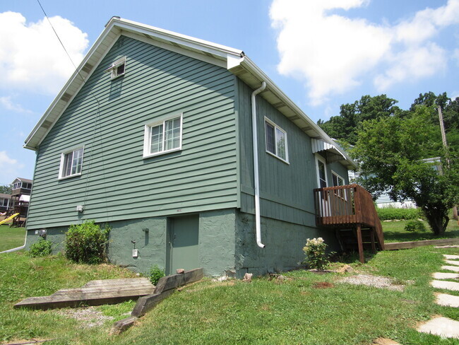 Building Photo - Newly updated 3 bedroom, 1 bathroom house....