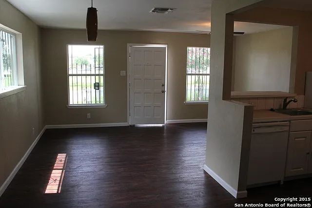 Cozy 1 Bed, 1 Bath Duplex A Block From Woodlawn Lake