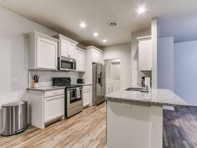 Building Photo - Modern 3BR/2BA Duplex | All Utilities Included | Downtown Edmond