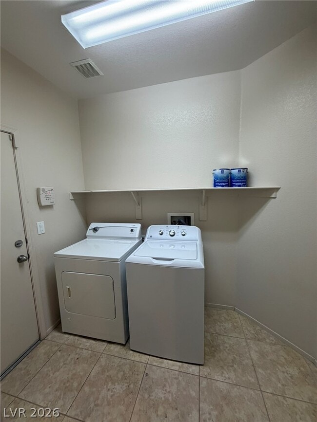 Photo - 2747 Lochleven Way