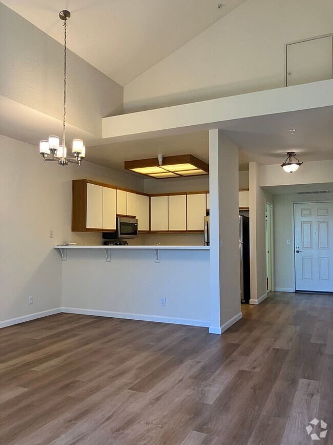 Building Photo - Updated 2 Bedroom, 2 Bath Condo in Gated C...