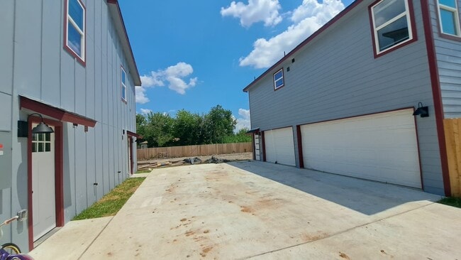 Building Photo - 9806 Fillmore St Unit C