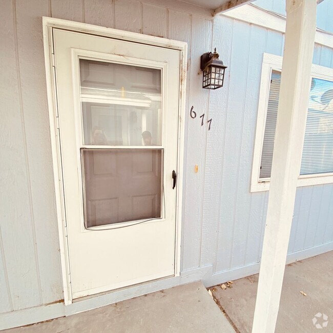 Building Photo - Adorable 3 bedroom 2.5 bathroom Three-Plex... Unit 677 Humboldt Rental