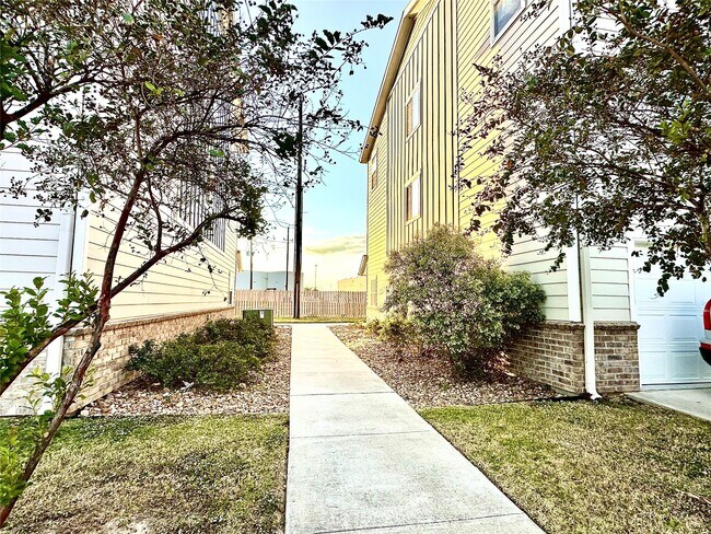 Photo - 21155 Gosling Rd