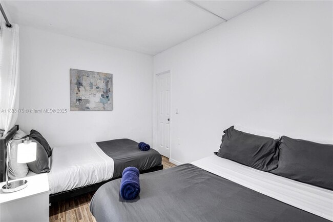 Photo - 977 SW 10th St