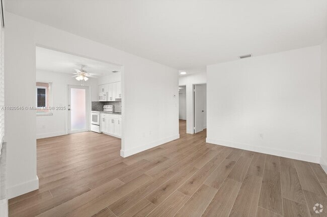 Building Photo - 37 NW 49th Ave Unit Front Rental