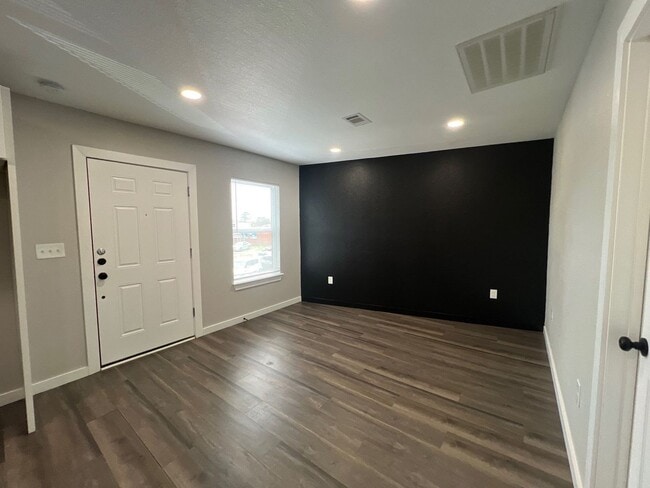 Photo - 7317 Briefway St Unidad C