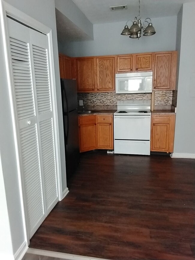 Photo - 215 W Hill St Apartment