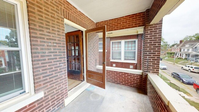 Photo - 978 1/2 Linwood Ave